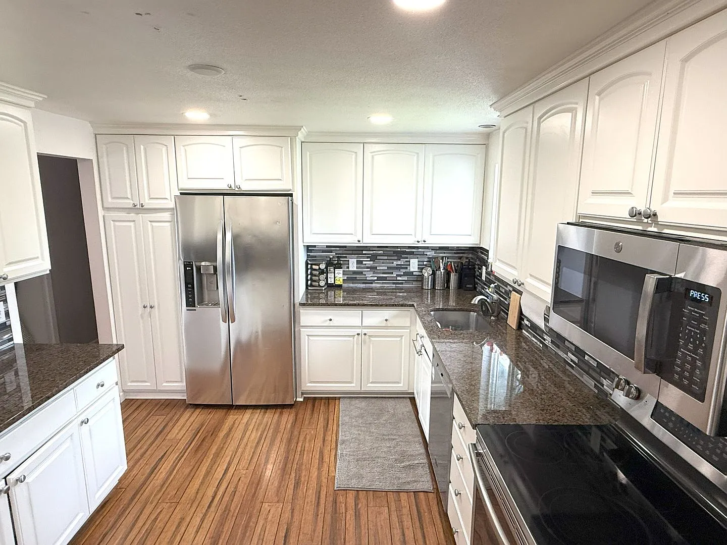 Stunning 4 BR / 3 BA West Beaverton Home with Private Oasis & Sport Court & Move In Special! — Photo 3