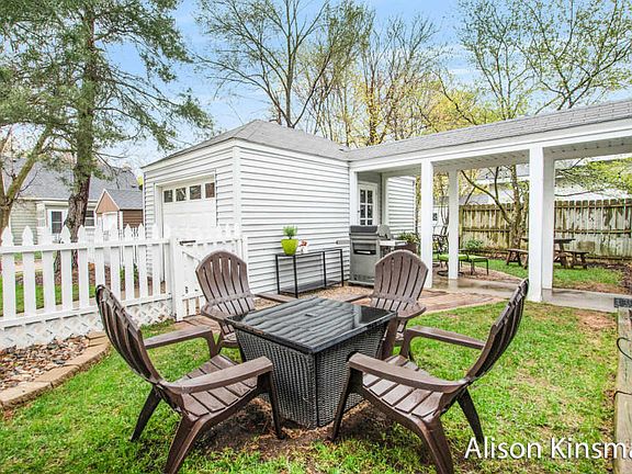 3rd image of 1001 Oaklawn St NE
