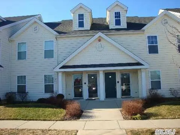 106 Brattle Cir, Melville, NY 11747