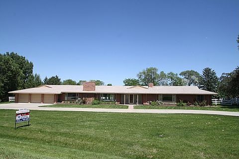 CHARMING RANCH IN LAKE COMMUNITY