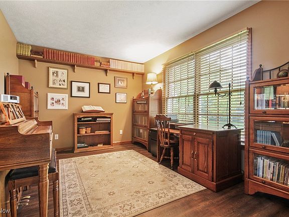 3rd image of 120 Queens Ln
