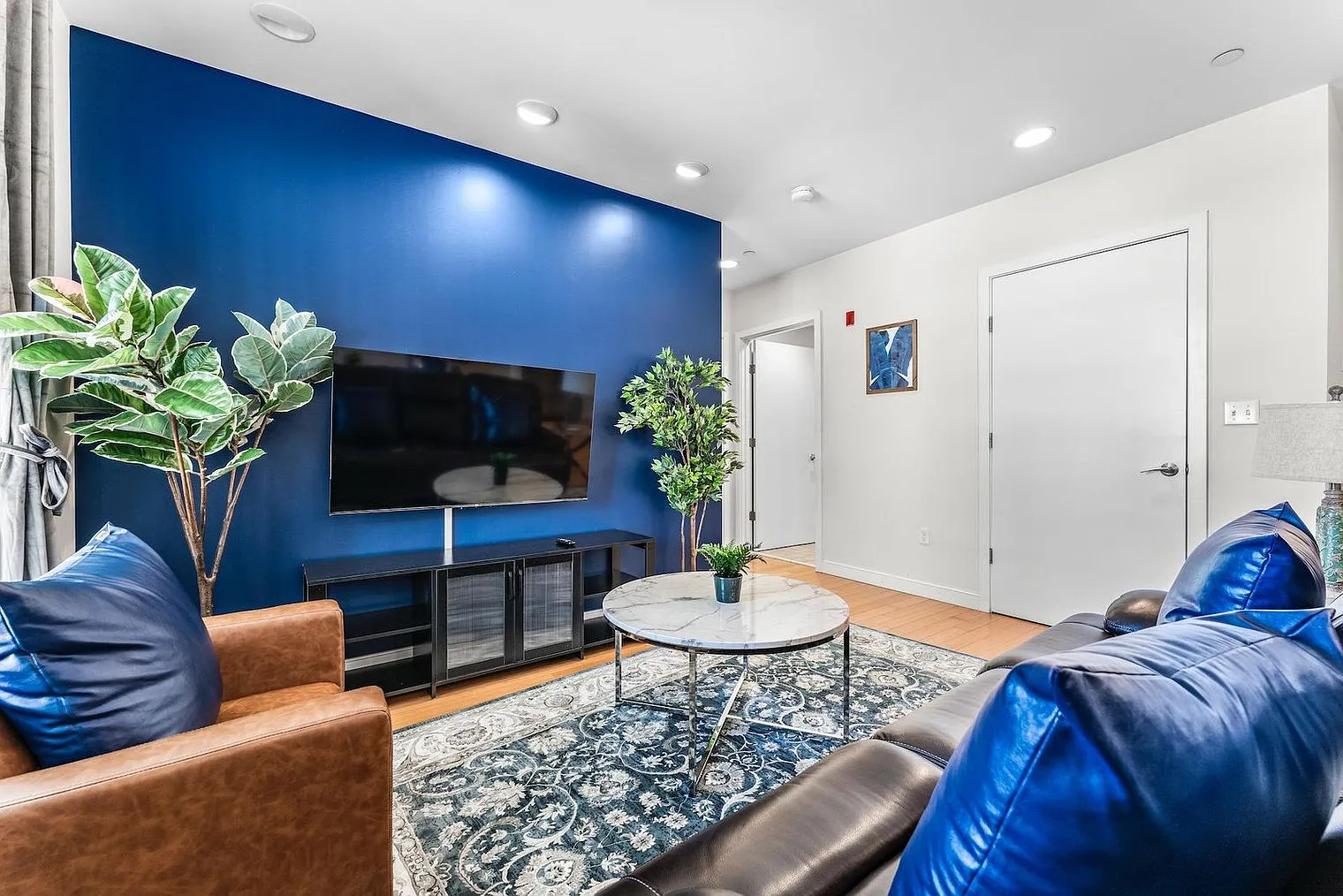 2 bed, 1.0 bath, 1151 sqft, $3,417 — Photo 3