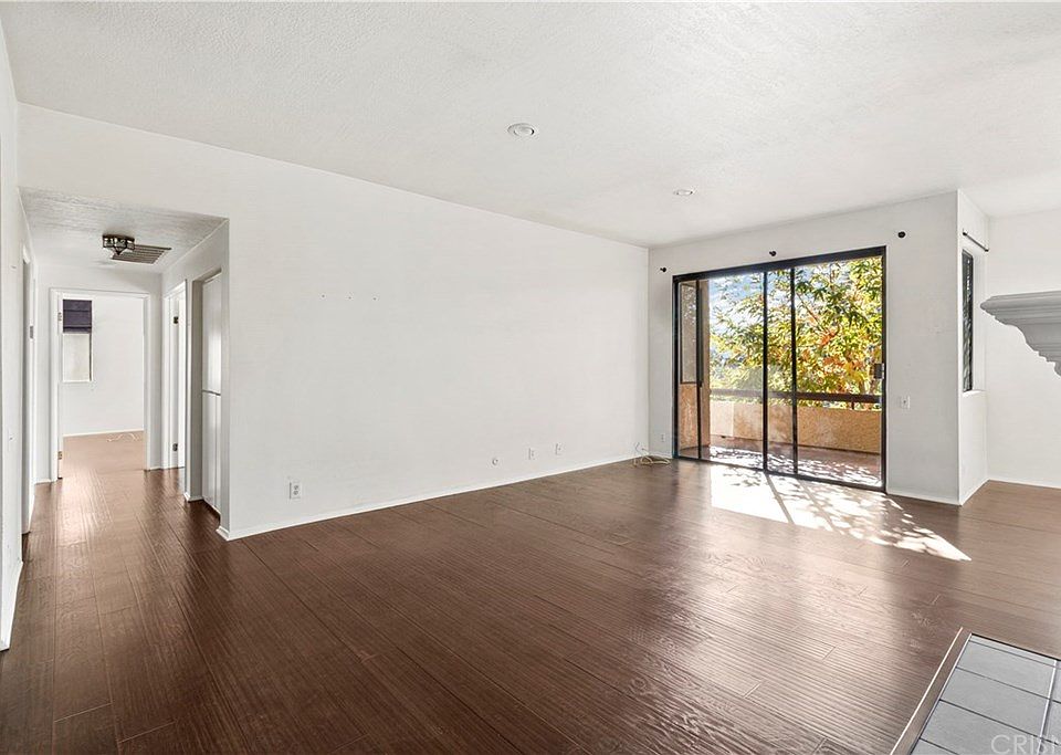 1st image of 13214 Moorpark St APT 302
