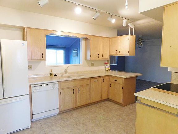 3rd image of 11002 W Cinnebar Ave