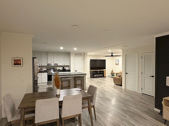 4th image of 323 Bumpy Ln #323