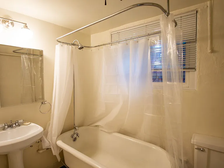 1235 SE Yamhill St #12 — Photo 13