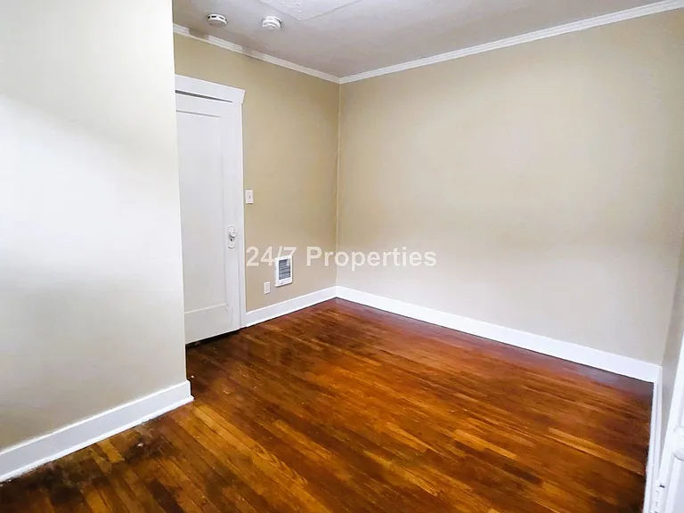 Vintage 1 BD | 1 BA Apartment in the Heart of Hawthorne/Belmont — Photo 7