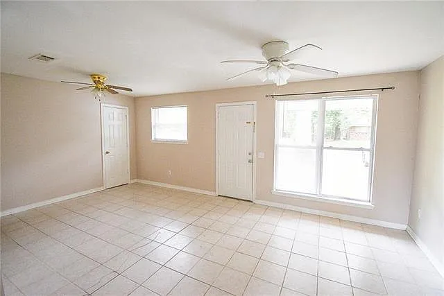 3 bed, 2.0 bath, 1121 sqft, $1,200 — Photo 2