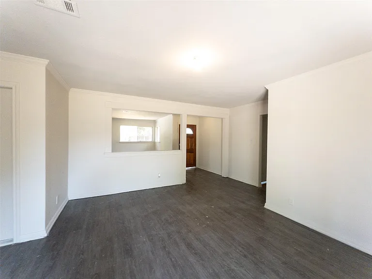 814 Eastlake St — Photo 4