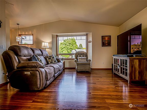 3rd image of 221 S Street SE
