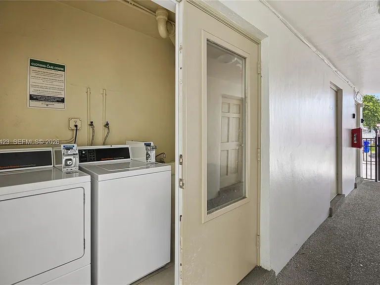 4933 Hollywood Blvd #201 — Photo 17