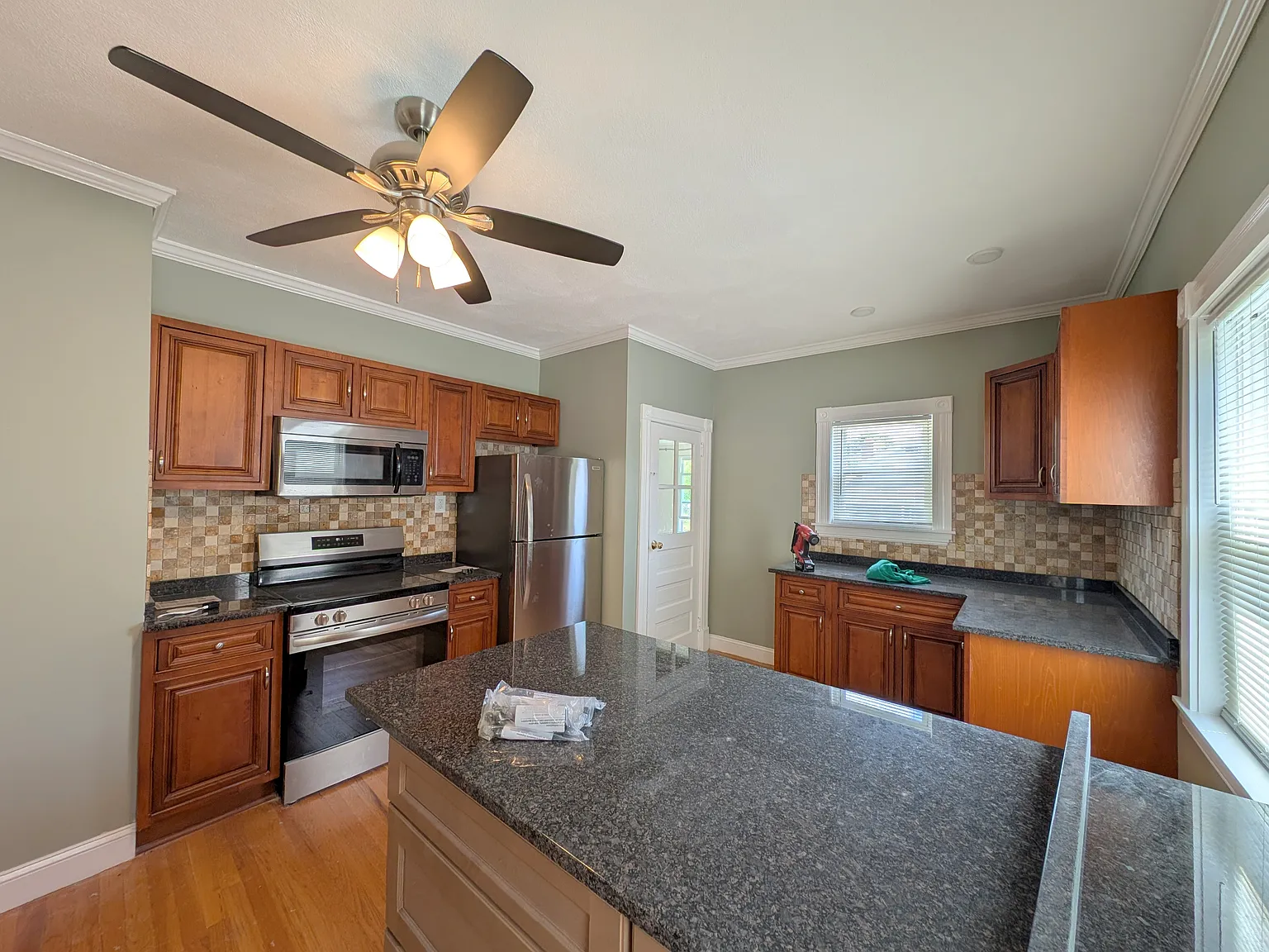 3 bed, 1250 sqft, $4,200 — Photo 3