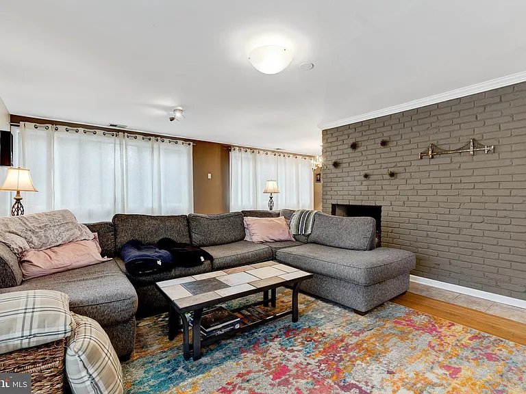 9920 Pinehurst Ave — Photo 17