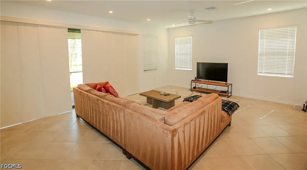 3 bed, 3.0 bath, 2202 sqft, $2,450 — Photo 3