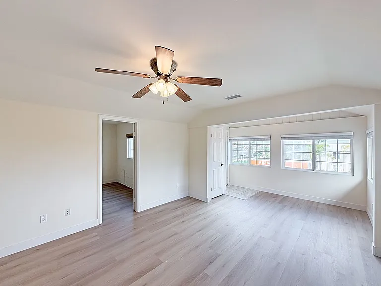 SD: Bright 2BD/2BA Unit in University Heights with A/C, In-Unit Laundry & 1 Reserved Parking — Photo 6
