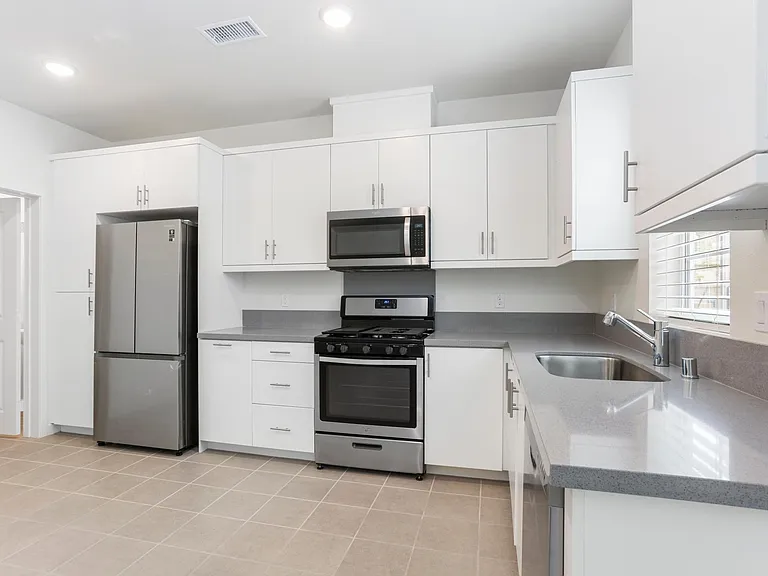 821 Blackstone Dr — Photo 23