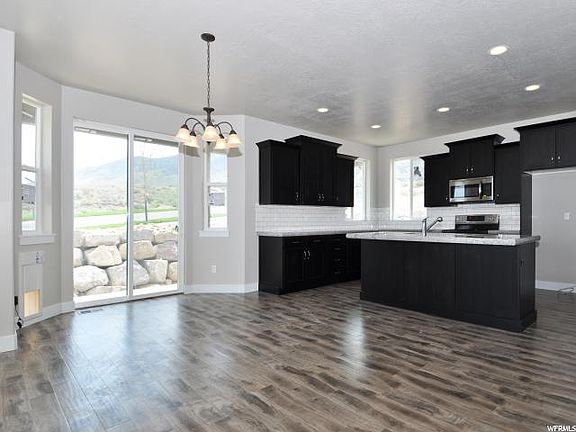 3rd image of 657 W Leroy Cir