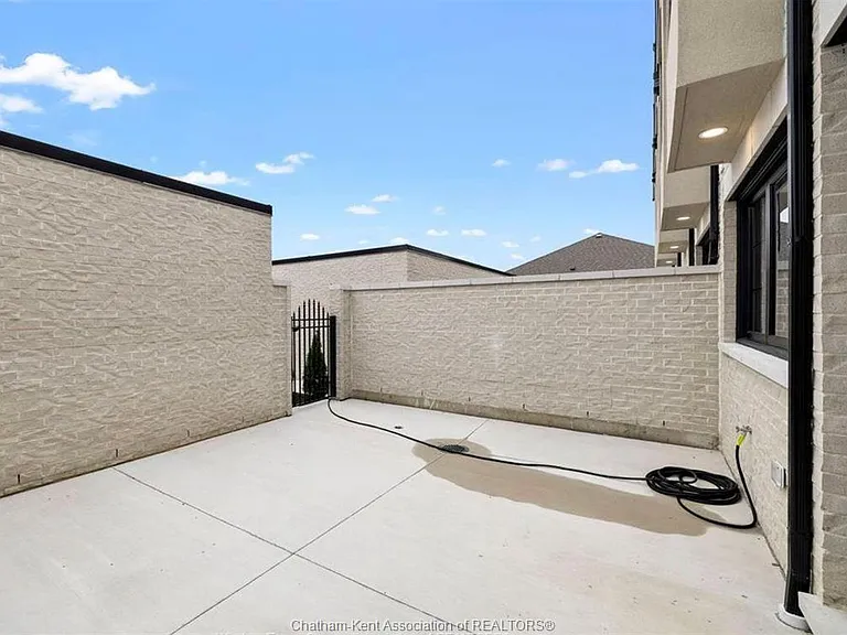 864 Park Ave W — Photo 5