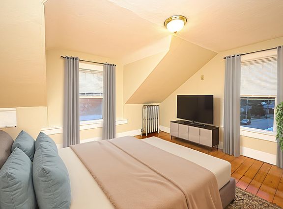 5th image of 32 Sheppard Ave #32