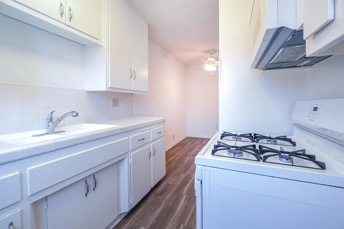 715 E Providencia Ave — Photo 4