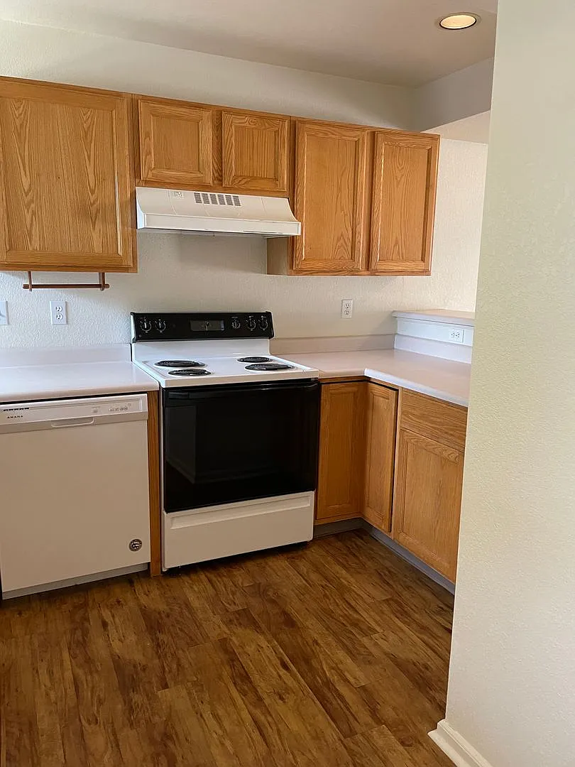 2950 Neil Dr Apt 8 — Photo 3