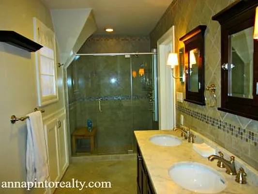 Sold by Anna Pinto Realty | media 3