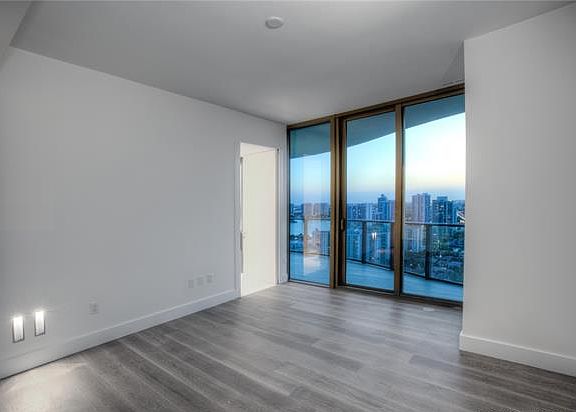 3rd image of 19505 Collins Ave