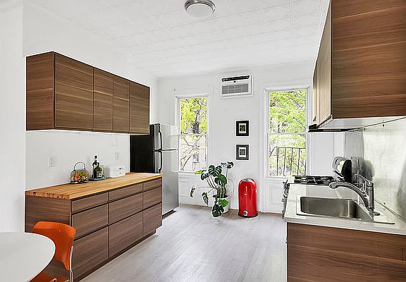 3rd image of 74A Conselyea St #3