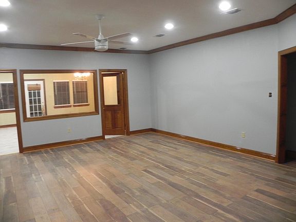 Large Den with 400 sqft