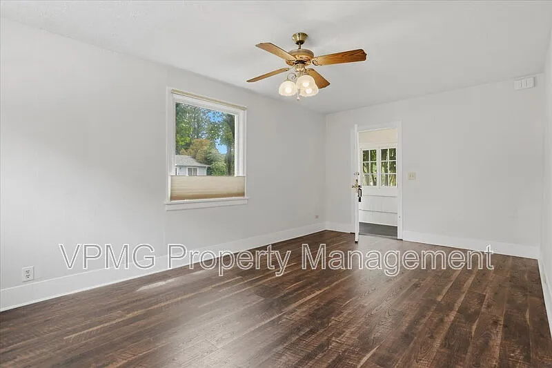 3 bed, 2.0 bath, 1795 sqft, $2,795 — Photo 4