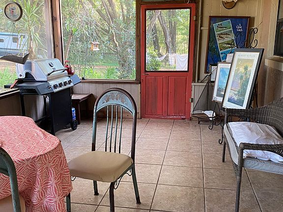 Linnai w/ 2 doors to out back