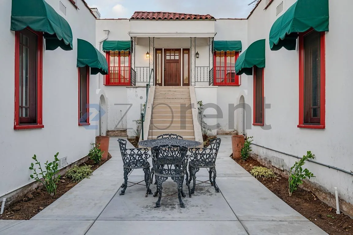 3 bed, 1320 sqft, $5,950 — Photo 2