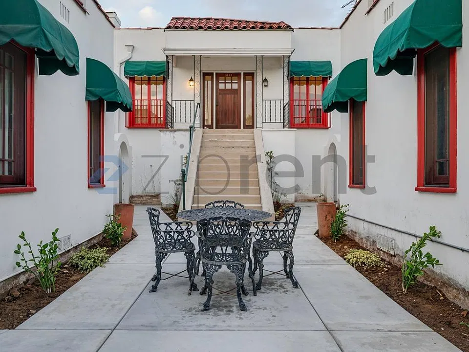 1813 Effie St