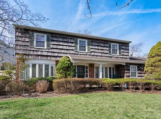28 Sycamore Ln, Commack, NY 11725