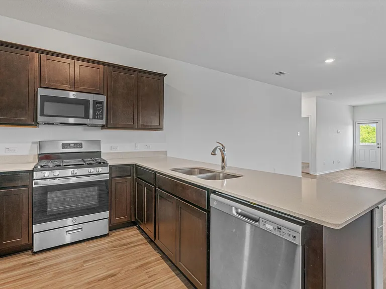 393 Gabbro Gdns — Photo 4