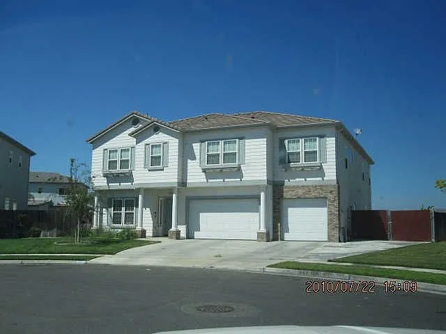 745 Oakhurst Pl photo 1