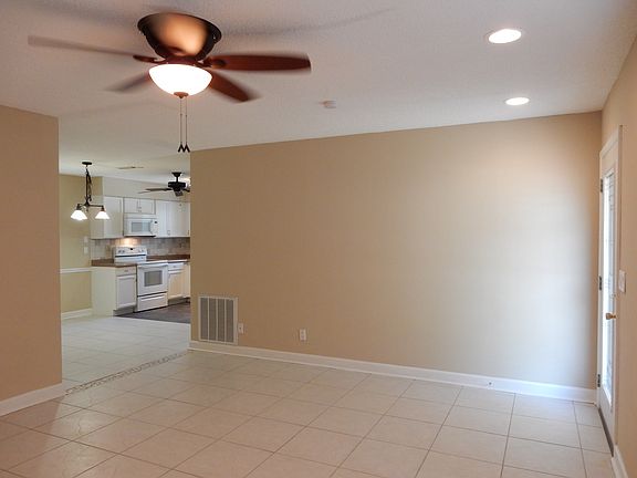 2nd image of 173 NE Lincoln Cir N