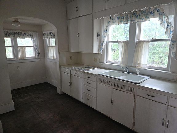2nd image of 710 Saint Lawrence St