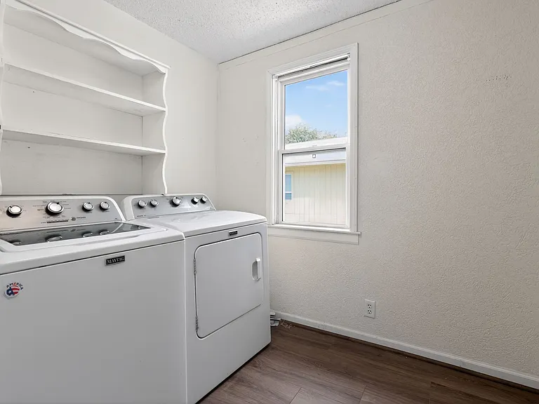 2604 Robinson St — Photo 6