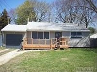 117 Claywood Dr, Brentwood, NY 11717