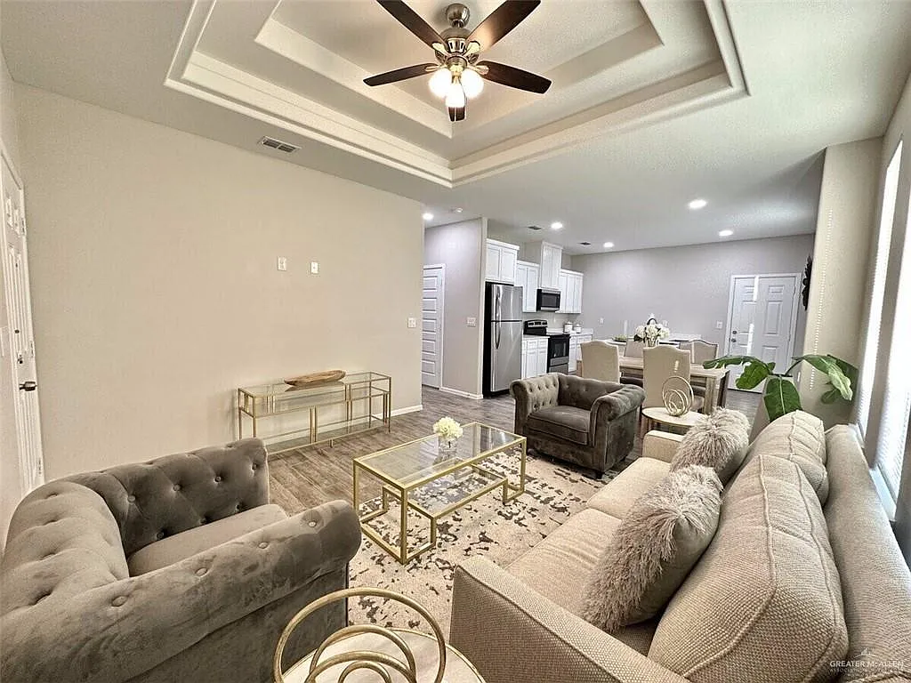 3 bed, 2.0 bath, 1050 sqft, $1,275 — Photo 4