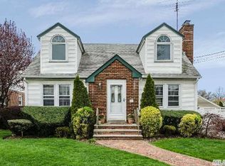 151 Walker Rd, Mineola, NY 11501