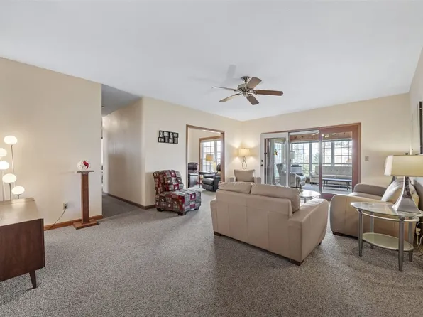 4745 Westchester Dr NE Unit A, Cedar Rapids, IA 52402