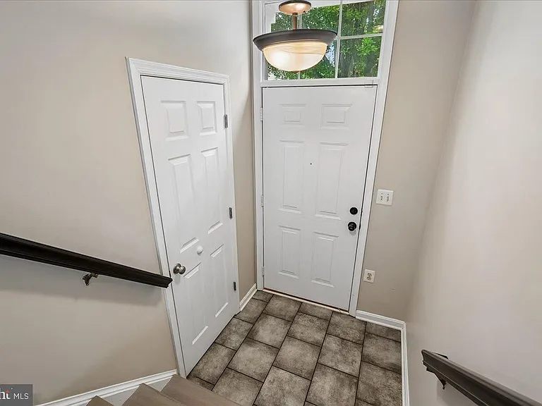 104 Frazer Dr — Photo 6
