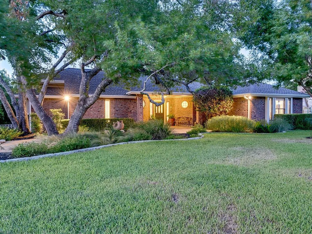 3 bed, 2.5 bath, 2126 sqft, $3,300 — Photo 3