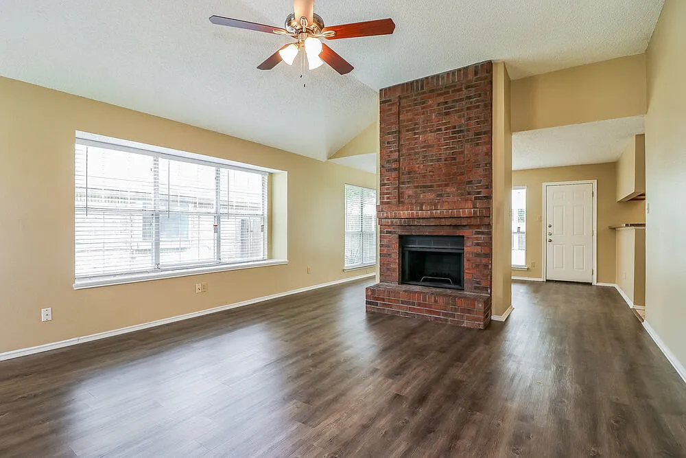 3 bed, 2.5 bath, 1725 sqft, $2,370 — Photo 3