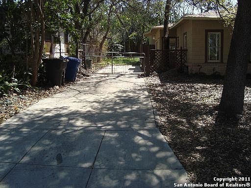 3rd image of 146 N MELROSE