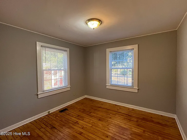 402 Sanborn St — Photo 10