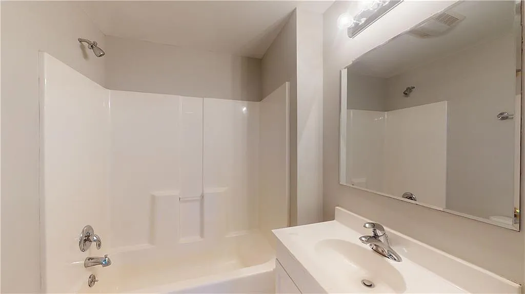 4 bed, 2289 sqft, $2,200 — Photo 3