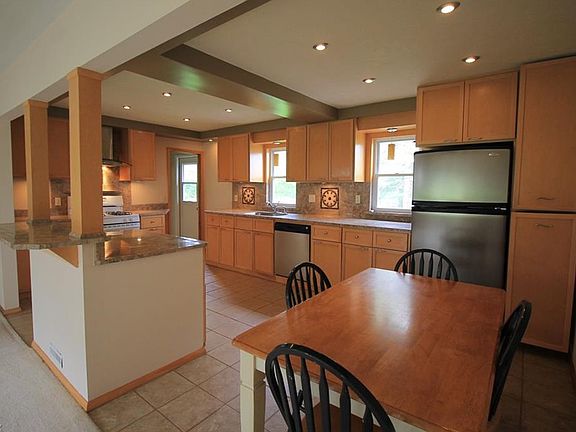 4th image of 315 Cambridge Dr